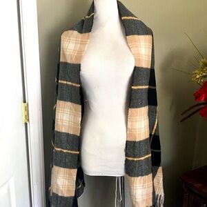 Hollister men’s scarf with fringe. NWOT. Plaid print. Very soft. Winter.